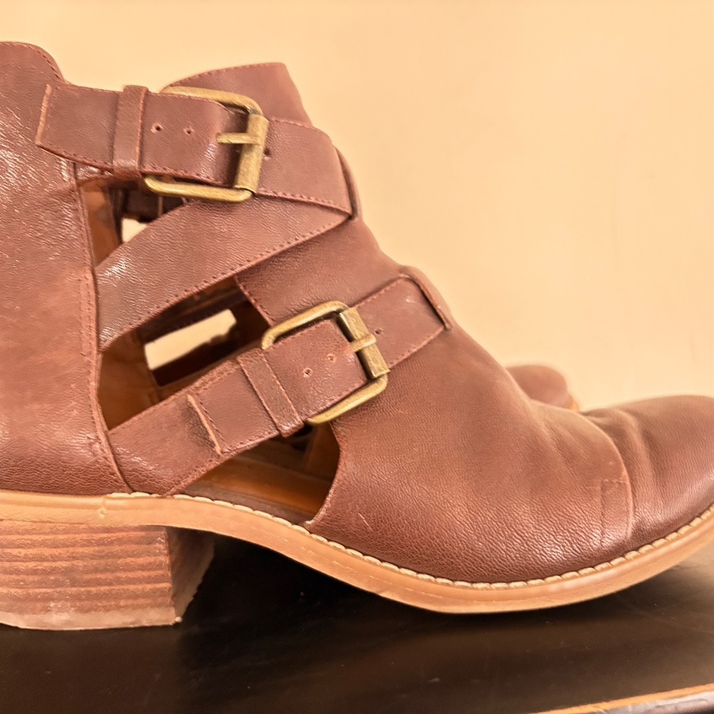 Nine West leather heeled booties; buckle detail, zipper in back, size 8